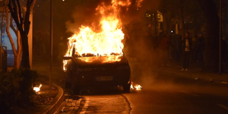 Digjet një mjet i parkuar në Rrëshen, dyshohet se zjarri ka qenë..