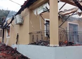 VIDEO- Shkrumbohet banesa në Elbasan, shpëtojnë mrekullisht tre anëtarët e familjes