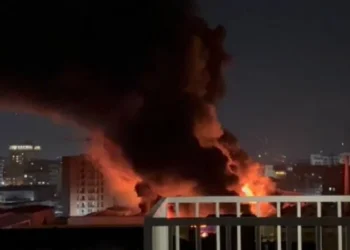 VIDEO- Zjarri në tregun e rrobave të përdorura te “5 Maji”, digjen disa magazina.. Disa biznese përreth, në rrezik (Detajet)