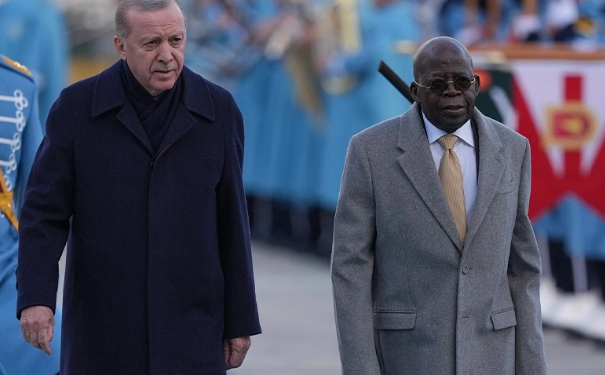 Incident gjatë ceremonisë së pritjes në Ankara, presidenti humbet ekuilibrin dhe rrëzohet! “E mbajnë nga krahët”(VIDEO)