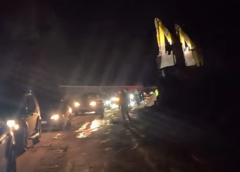 8 orë të bllokuar nga shembja e shpatit të malit, hapet lëvizja me një korsi në aksin Librazhd-Qafë Thanë