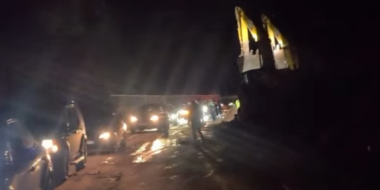 8 orë të bllokuar nga shembja e shpatit të malit, hapet lëvizja me një korsi në aksin Librazhd-Qafë Thanë