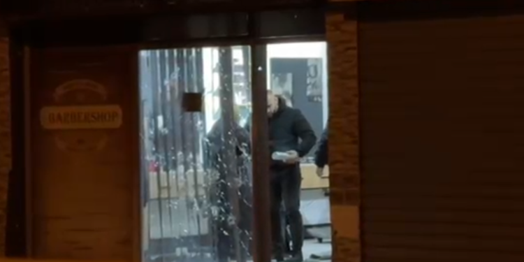 Berberi i plagosur sillet me urgjencë te Trauma, plagë në shpatull, bark e këmbë