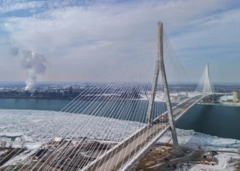 Pronari i urës loboi tek administrata përpara se Trump të sulmonte urën konkurruese drejt Kanadasë