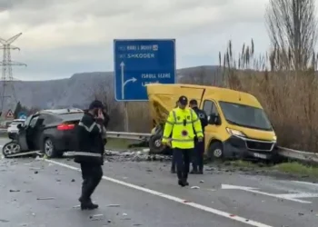 Aksident i trefishtë në zonën e Ishull-Lezhë, disa të plagosur