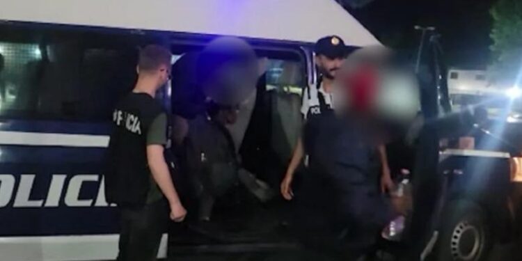 Strehoheshin në një ndërtesë të braktisur, Policia Kufitare kap 16 emigrantë të paligjshëm në Korçë