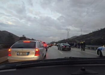 Aksident në autostradën Tiranë-Elbasan, 4 makina përplasen me njëra-tjetrën
