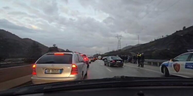Aksident në autostradën Tiranë-Elbasan, 4 makina përplasen me njëra-tjetrën