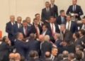 Plas grushti në Parlamentin e Turqisë, një deputet dëmtohet në hundë dhe dërgohet në spital (VIDEO)