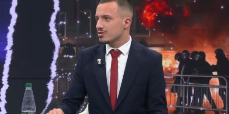 Anëtari i FRPD kundër Berishës: Molotovët në protestë nuk ranë nga qielli, grupi i zjarrit organizon rrëmujën! E dënueshme keqpërdorimi i të miturve