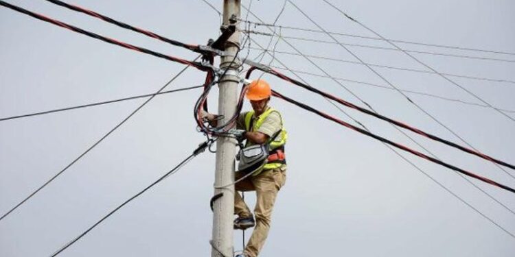 Lezhë/ Ra në kontakt me energjinë elektrike teksa riparonte defektet në një shtyllë, humb jetën elektricisti