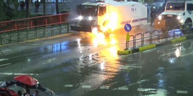 Përfshihet nga flakët autoboti i ujit pranë Urës së Lanës, militantët e Berishës e gjuajtën me molotov