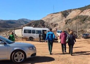 Shembja e rrugës Librazhd-Pogradec/ Mësues, infermierë e mjekë detyrohen të ecin orë të tëra në këmbë për të shkuar në punë