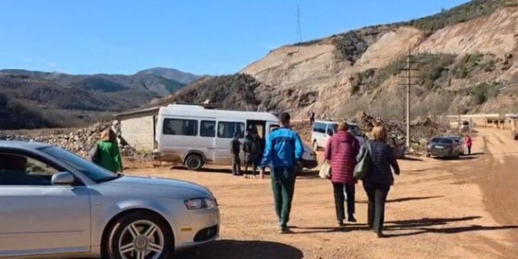 Shembja e rrugës Librazhd-Pogradec/ Mësues, infermierë e mjekë detyrohen të ecin orë të tëra në këmbë për të shkuar në punë