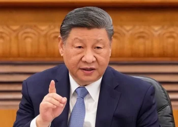 Kina largon 9 zyrtarë ushtarakë para një takimi politik kyç