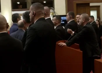 “Po pse shtrihesh ashtu?”, Bido merr fjalën për t’iu përgjigjur akuzave, Berisha i bllokon foltoren