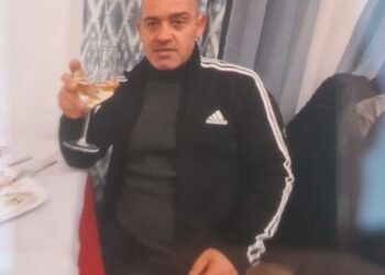 I parkoi makinën para banesës/ Zbardhet shkaku i vrasjes me thikë të 47-vjeçarit në Kavajë (Emri)