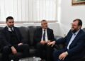 Prefekti i Tiranës Shkëlqim Hajdari nderon figurën e Hafiz Ali Korçës gjatë vizitës në Kavajë
