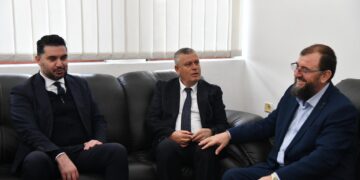 Prefekti i Tiranës Shkëlqim Hajdari nderon figurën e Hafiz Ali Korçës gjatë vizitës në Kavajë