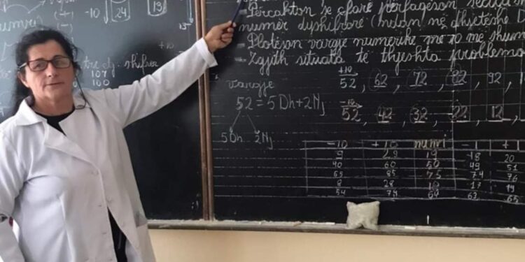 U filmua duke goditur dhe fyer nxënësit në shkollë, shpallet në kërkim mësuesja 58-vjeçare në Kamëz