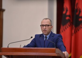 Pr.ligji kundër pezullimit të ministrave, juristi: Nuk shoh asgjë të keqe. Debat i theksuar politik