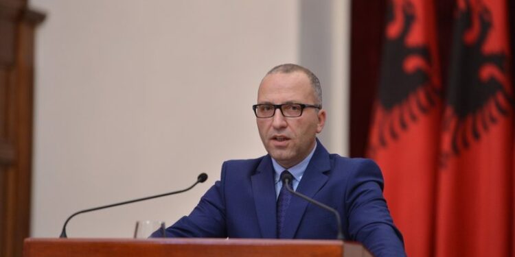 Pr.ligji kundër pezullimit të ministrave, juristi: Nuk shoh asgjë të keqe. Debat i theksuar politik