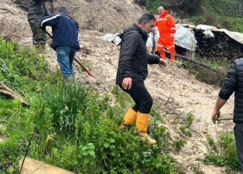 Moti i rënduar krijon probleme në Delvinë, rrëshqitjet e dheut arrijnë shtëpitë e banorëve, evakuohen familjet