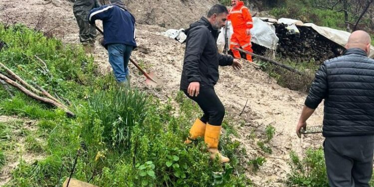 Moti i rënduar krijon probleme në Delvinë, rrëshqitjet e dheut arrijnë shtëpitë e banorëve, evakuohen familjet