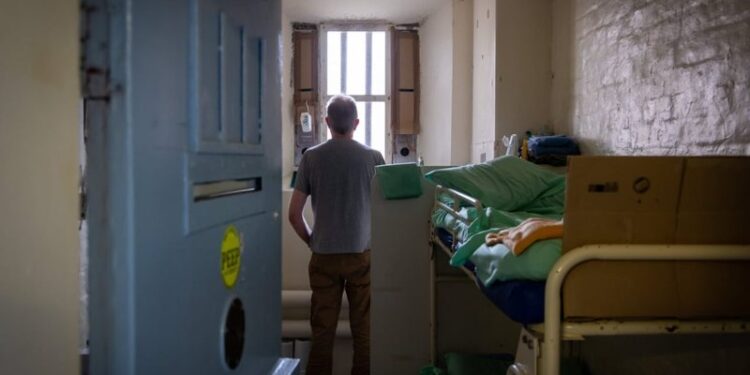 Nuk e “mbajnë” dot paraburgimin anglez, dy shqiptarë pranojnë ekstradimin në Tiranë dhe Romë