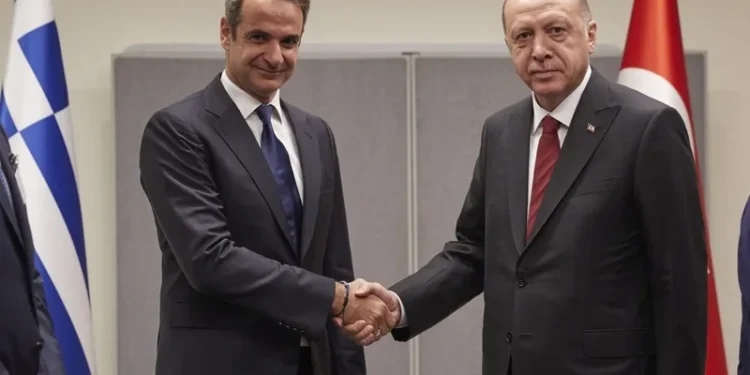 “Koha të heqim çdo kërcënim”/ Mesazhe për dialog dhe ulje të tensioneve pas takimit Erdogan-Mitsotakis në Ankara