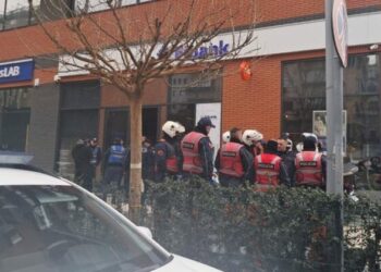 Hyri në bankë me kallashnikov dhe qëlloi në dysheme: kush është autori i grabitjes së dështuar në Tiranë?