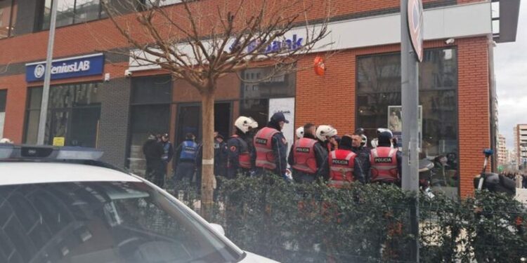 Hyri në bankë me kallashnikov dhe qëlloi në dysheme: kush është autori i grabitjes së dështuar në Tiranë?