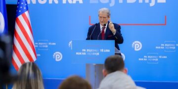 Berisha: Policia i sulmon protestuesit me molotovë. Shihni pamjet, nuk i hedhim ne!