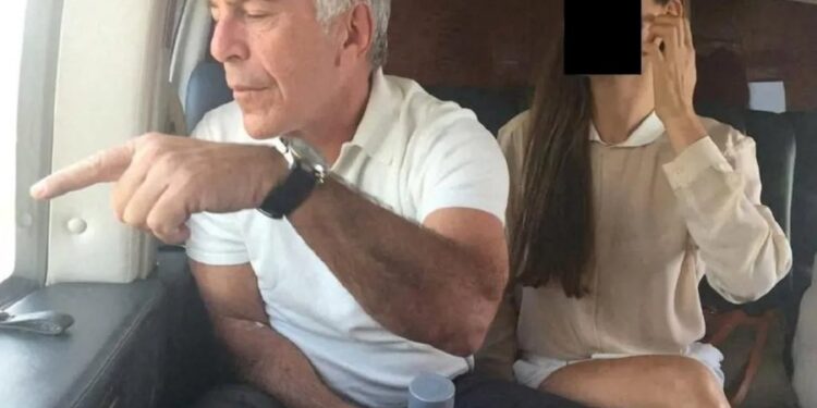 Pas identifikimit të viktimave, hiqen mijëra dokumente të Epstein