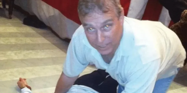 Pas publikimit të dokumenteve të reja të dosjes Epstein, Mbreti përzë vëllain nga Londra