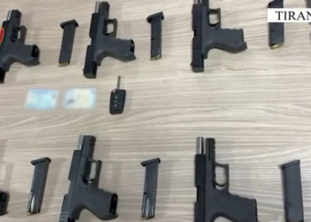 Kishte fshehur 10 “Beretta” në kofanon e makinës, arrestohet 27-vjeçari