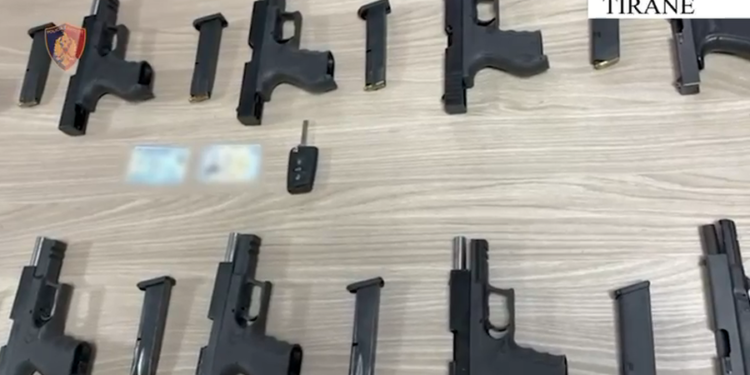 Kishte fshehur 10 “Beretta” në kofanon e makinës, arrestohet 27-vjeçari