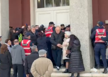 Banorët përplasen në dyert e Këshillit Bashkiak në Durrës, protestën e shuan Policia