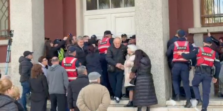 Banorët përplasen në dyert e Këshillit Bashkiak në Durrës, protestën e shuan Policia