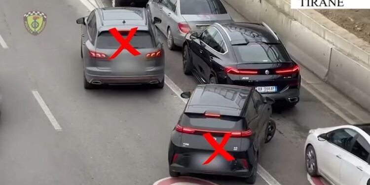 Ndëshkohen shoferët e “zgjuar”, 325 gjoba për shkelësit e rregullave të qarkullimit! Hiqen me karrotrec makinat që bllokojnë korsitë
