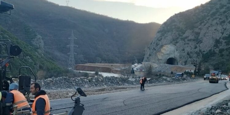 Nis shtrimi me binder në aksin Elbasan-Qafë Thanë, qarkullimi me një sens deri më 20 shkurt