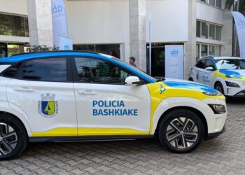 Rrahu dhe kërcënoi punonjësin e Policisë Bashkiake, shpallet në kërkim 19-vjeçari