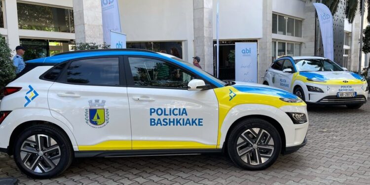 Rrahu dhe kërcënoi punonjësin e Policisë Bashkiake, shpallet në kërkim 19-vjeçari