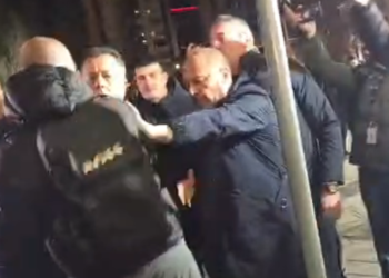 Flamur Noka përplaset me policët: Horra që rrëmbejnë dhe dhunojnë protestuesit