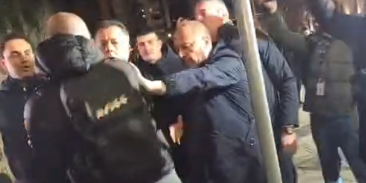 Flamur Noka përplaset me policët: Horra që rrëmbejnë dhe dhunojnë protestuesit
