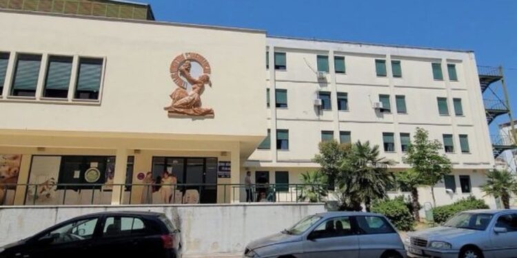 Foshnja humb jetën pak orë pas lindjes, nisin hetimet për mjekun në Durrës