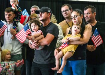 SHBA “hap kufirin” për refugjatët, do të pranojë 4500 afrikano-jugorë të bardhë çdo muaj