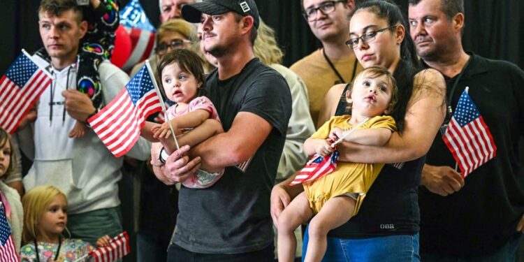 SHBA “hap kufirin” për refugjatët, do të pranojë 4500 afrikano-jugorë të bardhë çdo muaj