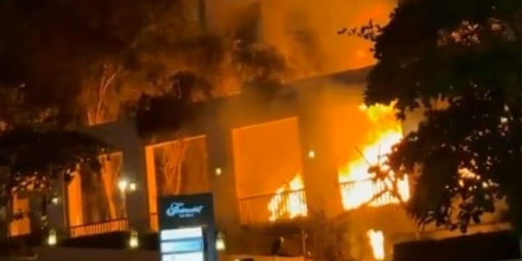 FOTO / Irani sulmon me raketa kullën “Palm Jumeirah”, hoteli në Dubai shpërthen në flakë