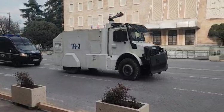 Protesta e PD, “blindohet” Kryeministria. Policë në shumë institucione dhe rrugët e Tiranës